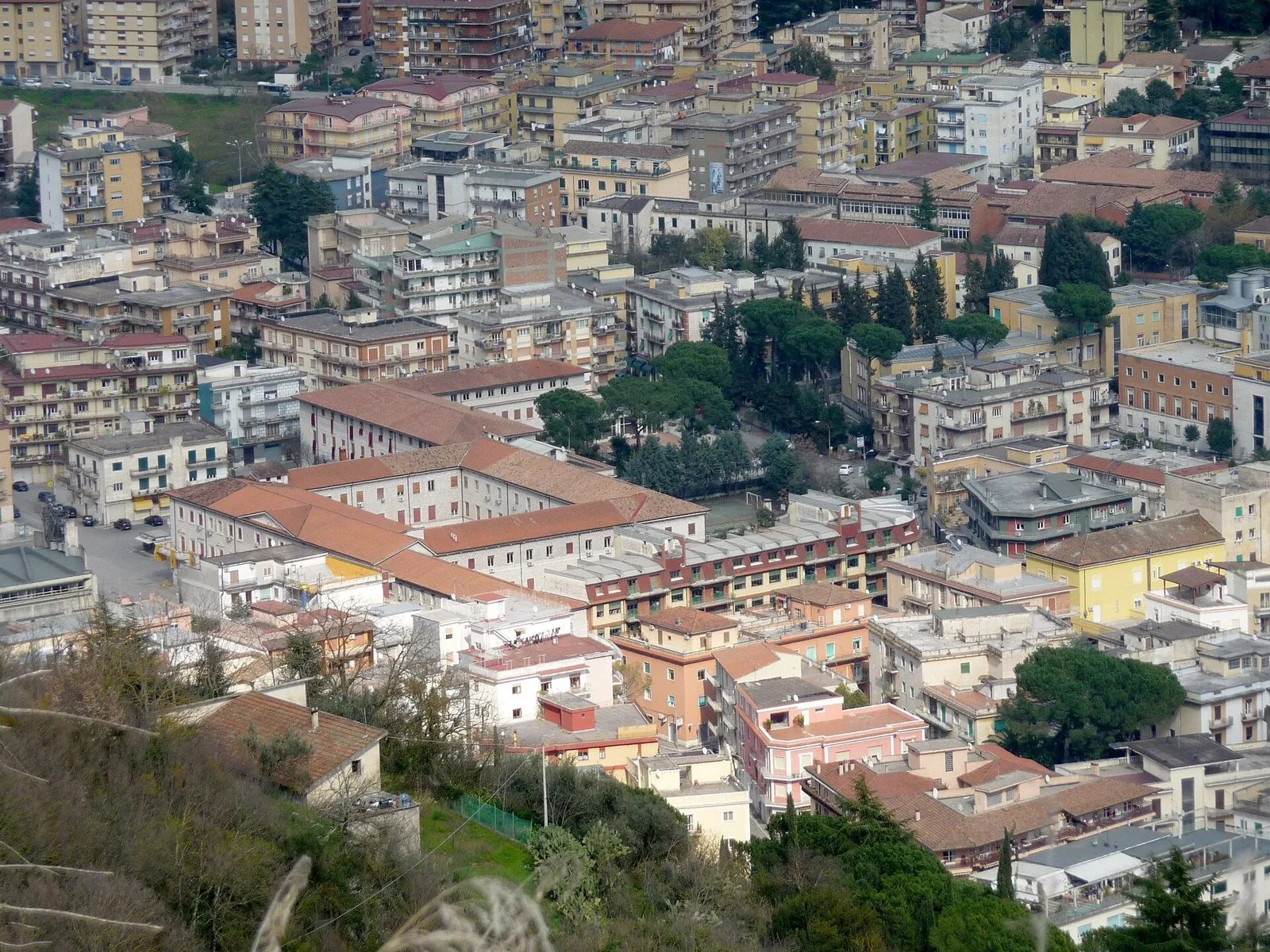 Veduta dall'alto del centro di Cassino, con palazzi residenziali, tetti in coppi e alberi fra gli edifici