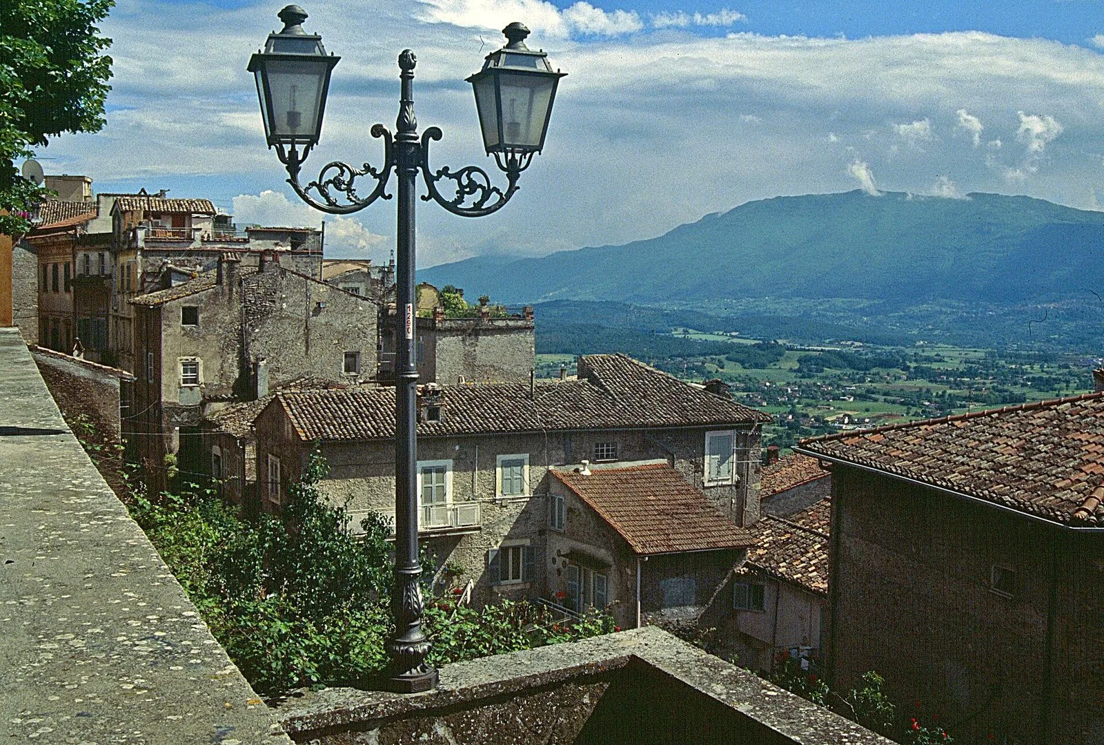 Veduta da Piglio: tetti del borgo in primo piano, la valle coltivata e le montagne sullo sfondo